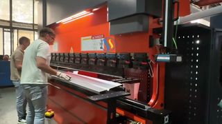 110ton Hybrid Press Brake 8+1 Axes Delem 66T Controller από τη Ρουμανία Επιθεώρηση πελατών